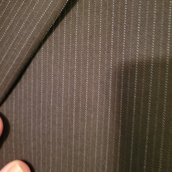 Alfani(by Macy's) Mens barely worn Black 3 button suit. 48R. - Picture 7 of 10